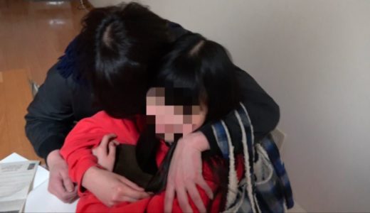 酔った母が家に入らない。妹に抱きつく