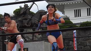 女子に蹴り入れて笑いがこぼれる…