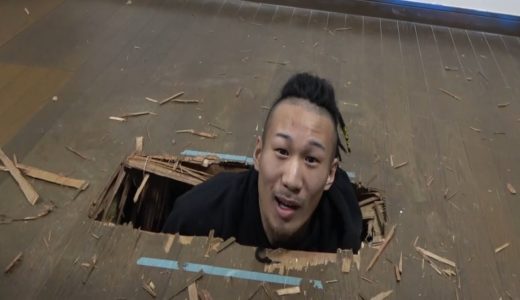 【その後の動画】友達の床に穴開けて隠れてみたドッキリ