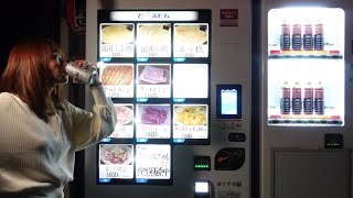 深夜でも本格焼肉が買える自販機の前で焼肉ビール🍺