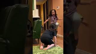 姉達のドッキリとリアクションに巻き込まれてふっ飛ぶ弟笑💥🤣 #Shorts funny prank😂😂