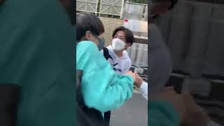 全く知らない人に手を繋がれた時の反応がwww【検証】#shorts