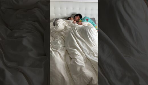 １つのベットで寝るカップルあるある。